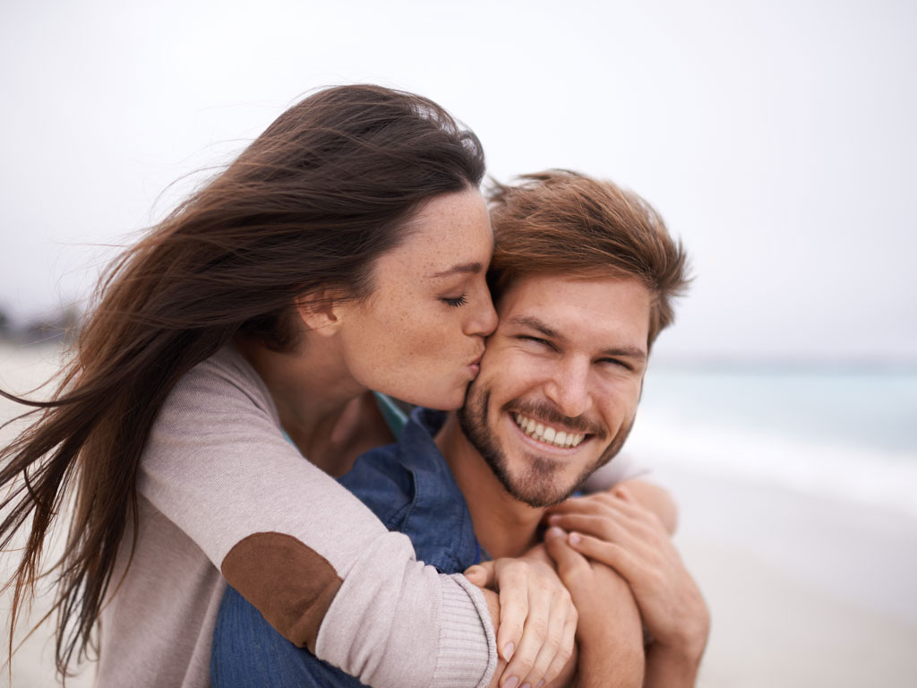 iStock-488026005_1024x768px Mann und Frau umarmen sich. Frau küsst man auf die Wange.