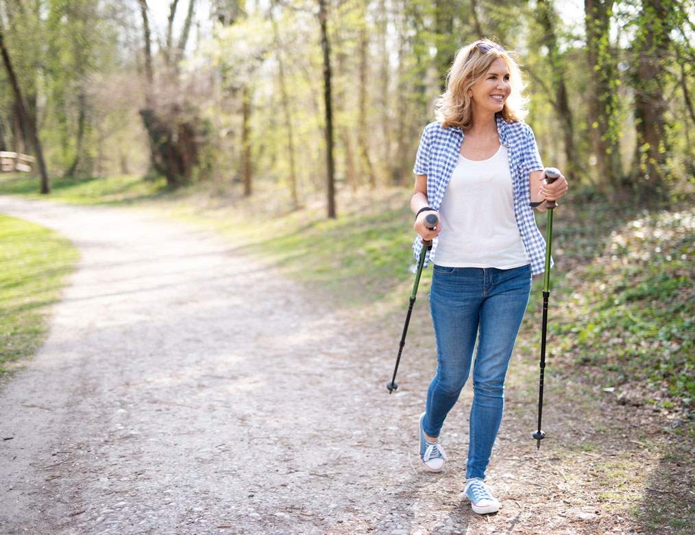 AdobeStock_259617414_1014x780px Frau beim Nordic Walking im Park