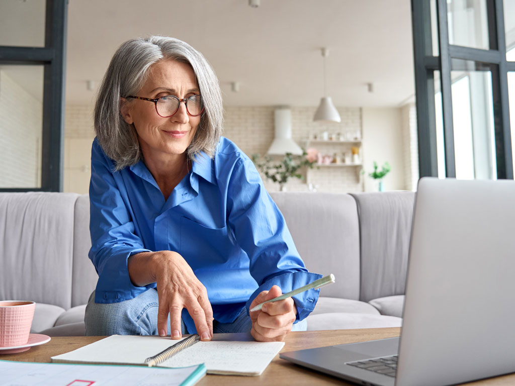 AdobeStock_427310756_1024x768px Ältere Frau arbeitet am Computer