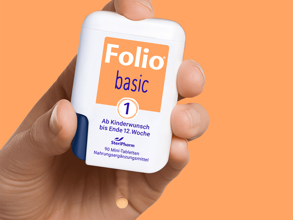 Person klickt auf Drücker von Folio 1 basic, sodass eine Mini-Tablette hinaus fällt