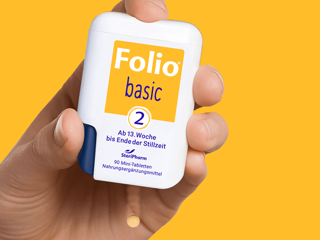 Folio-2-basic-Hand-1024x768px Person klickt auf Drücker von Folio 2 basic, sodass eine Mini-Tablette heraus fällt