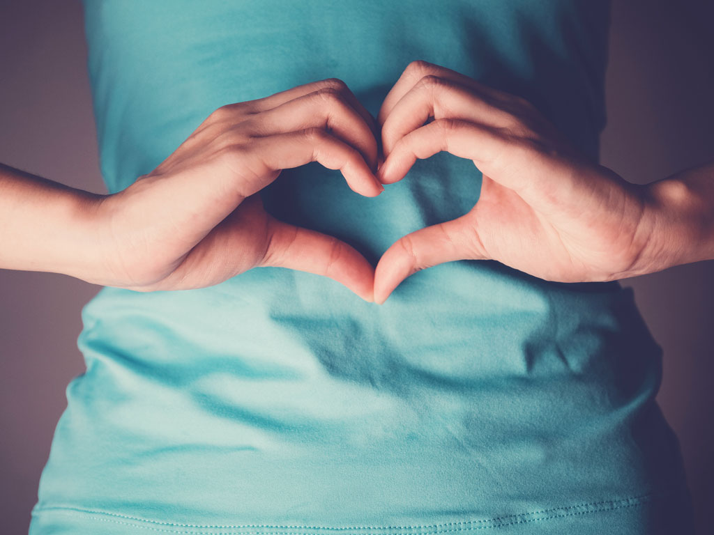 iStock-1157053675_1024x768px Frau formt mit ihren Händen ein Herz