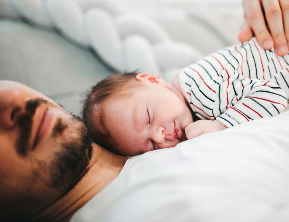iStock-1296950092_1014x780px Neugeborenes schläft auf Papas Bauch