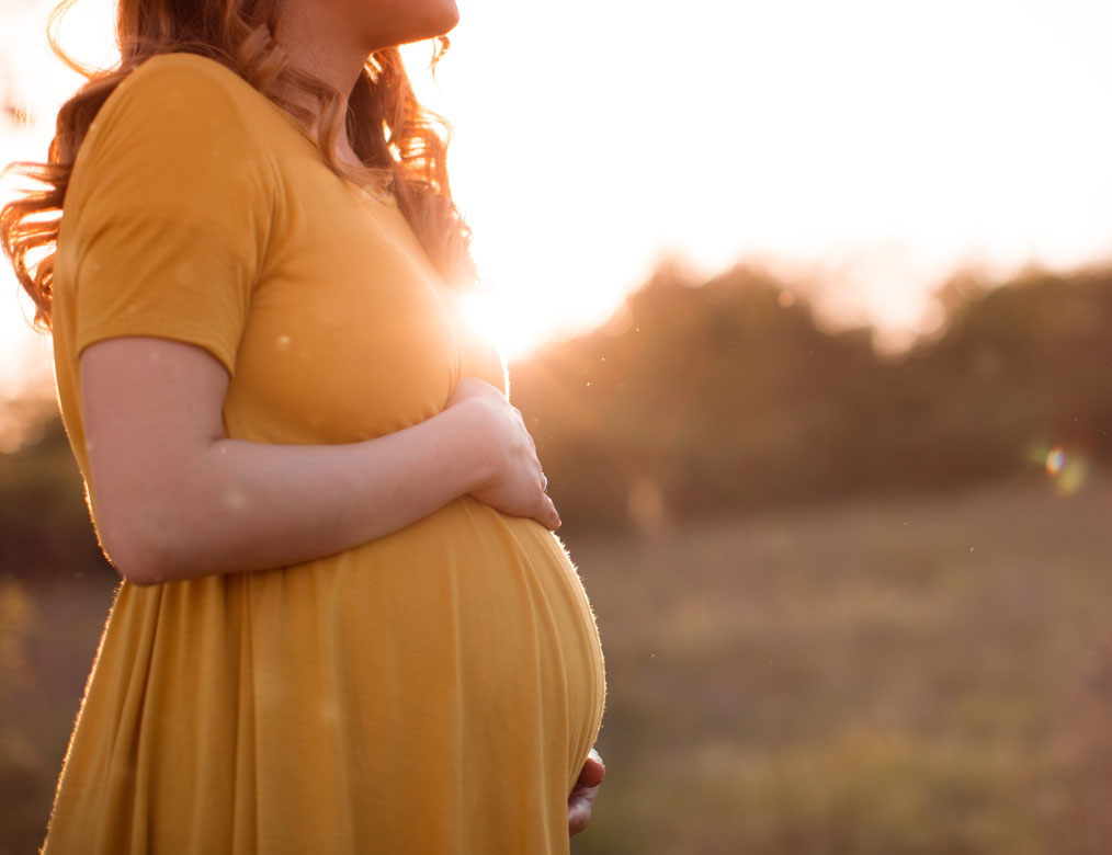 iStock-529416460_1014x780px Schwangere Frau in der Abendsonne