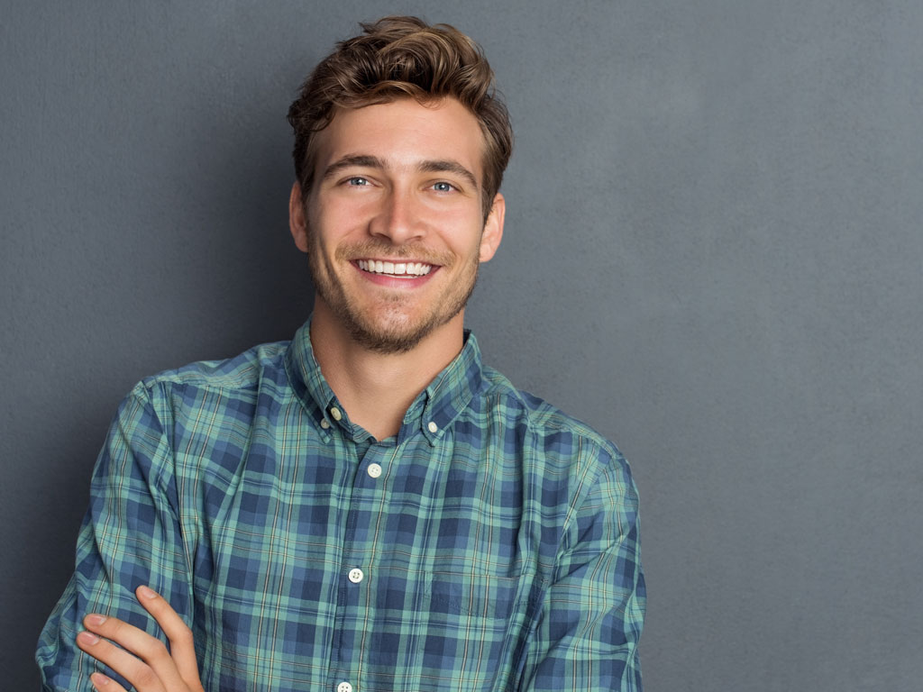 iStock-544358212_1024x768px Junger Mann lacht