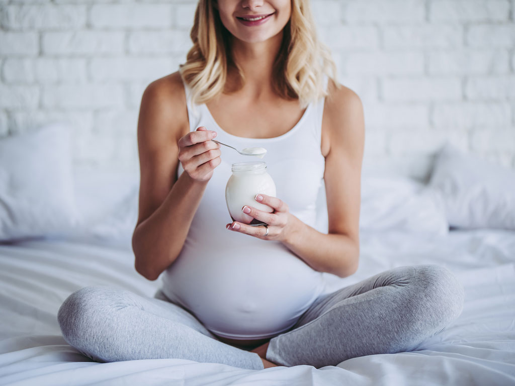 iStock-903675402_1024x768px Schwangere isst Joghurt